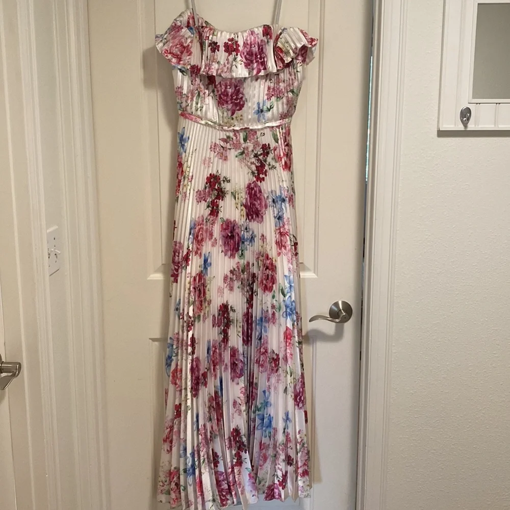 Monique Lhullier, satin “peony dream”strapless ball gown dress.  Size 8. - Picture 7 of 14